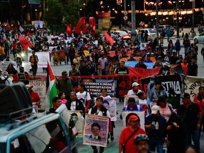 Manifestantes en pro de Palestina se suman a la marcha por Ayotzinapa (Fotogalería)