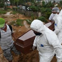Terrible situación en Brasil: mueren casi 900 personas por coronavirus e impusieron un nuevo récord