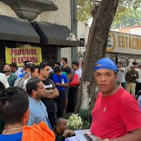 Autoridades migratorias inician traslado a CDMX de migrantes venezolanos expulsados de EU
