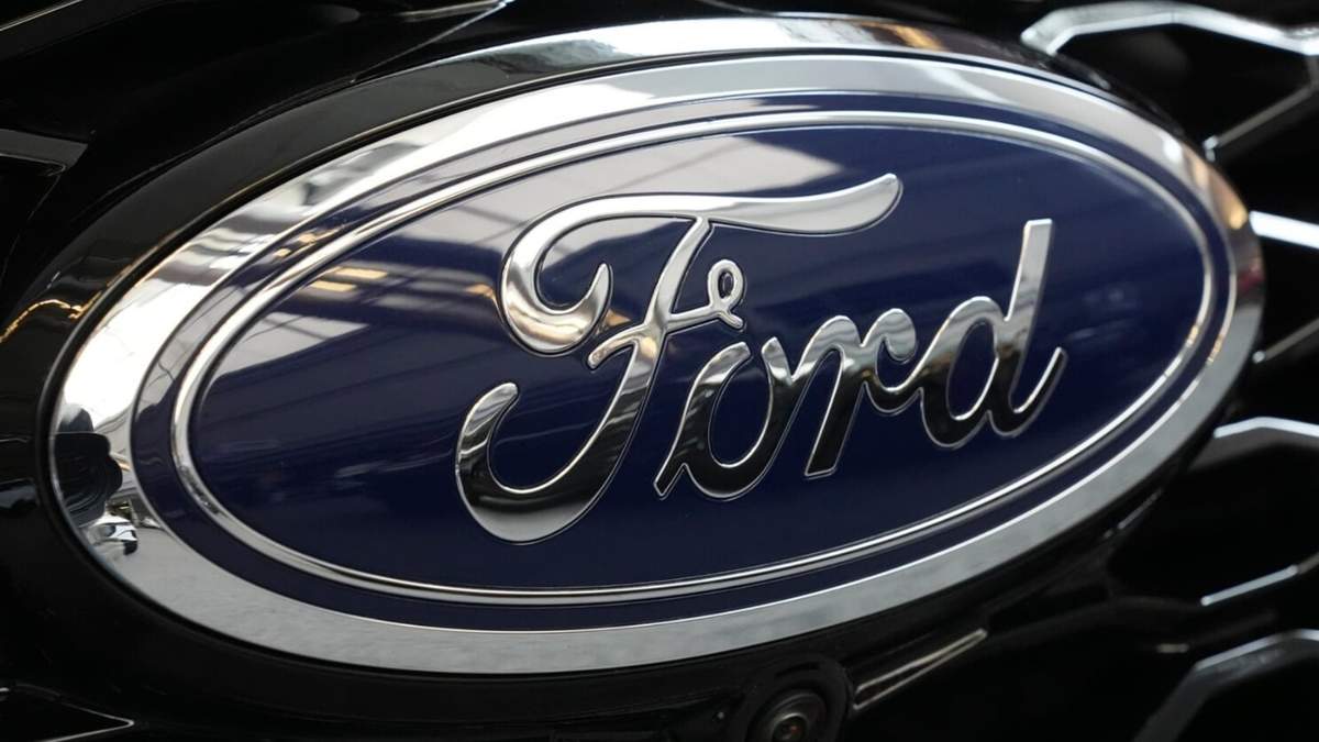 El logo de Ford en una Ford Explorer en una feria automotriz en Pittsburgh el 15 de febrero del 2024
