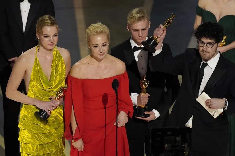Yulia Abrosimova, segunda de izquierda a derecha, y miembros del equipo de "Navalny" reciben el premio a mejor largometraje documental en los Oscar el domingo 12 de marzo de 2023