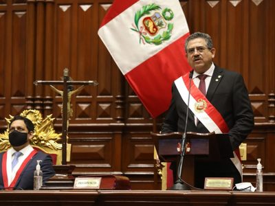 Crisis institucional en Perú: asumió como presidente el jefe del Congreso, en medio de protestas