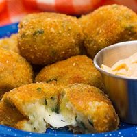 Papitas rellenas de queso: las dos cosas que más amamos en un snack fácil, económico y crujiente