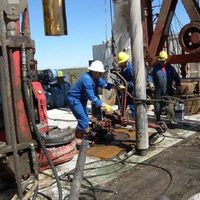 Petroleros negociarán aumentos salariales del 100% y revisión trimestral