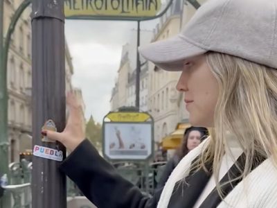 Critican a secretaria de Turismo de Puebla por pegar stickers en París (Video)