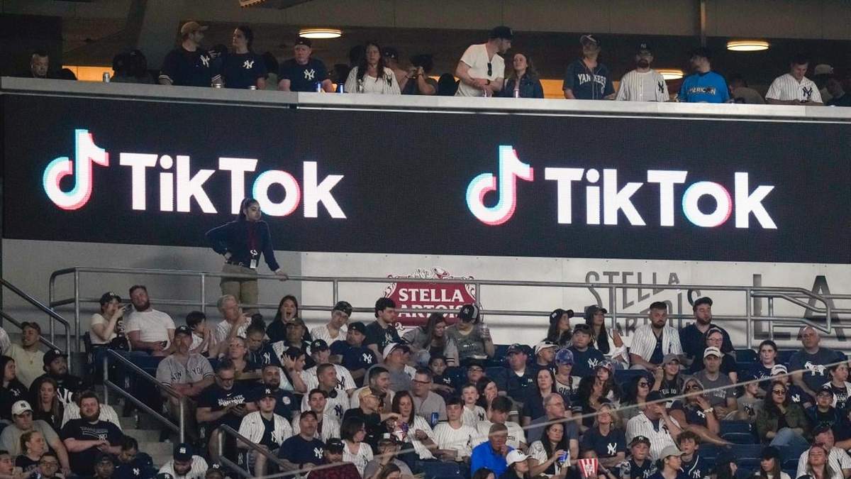 Publicidad de TikTok en un estadio