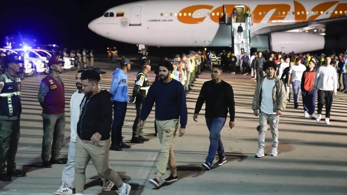 Trump pide a Corte Suprema permiso para reanudar deportaciones de migrantes venezolanos