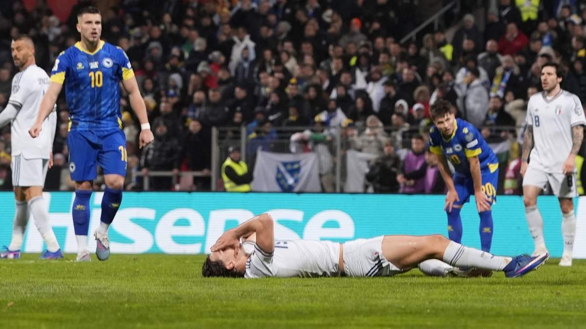 Pio Esposito, tendido, de Italia, se lamenta durante el partido de repechaje europeo rumbo a la Copa del Mundo