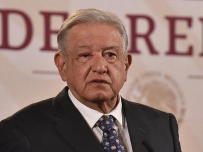 AMLO amanece con un "tutupiche" en el ojo derecho