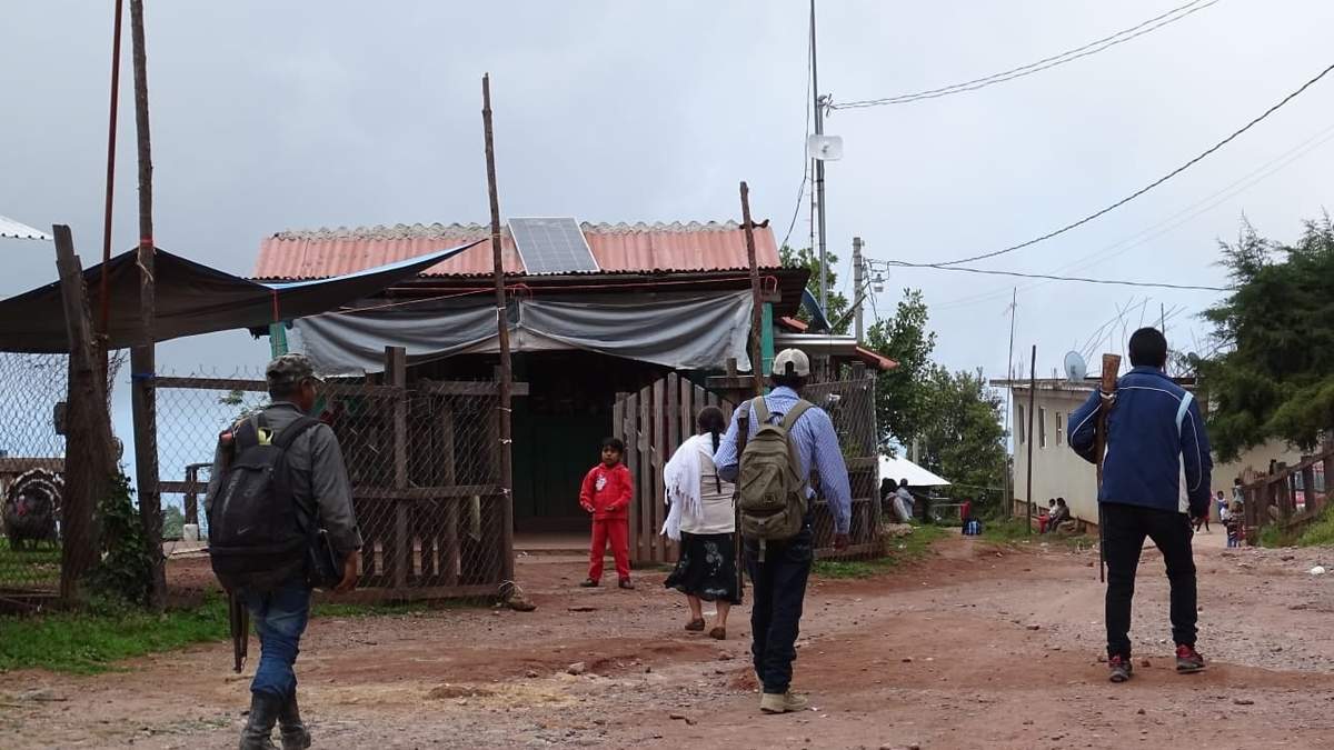 Vecinos armados hacen guardias de vigilancias ante posibles embates de La familia michoacana.