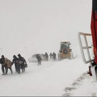 Rescataron a los ocupantes de dos camionetas varadas por la nieve en Villa Pehuenia