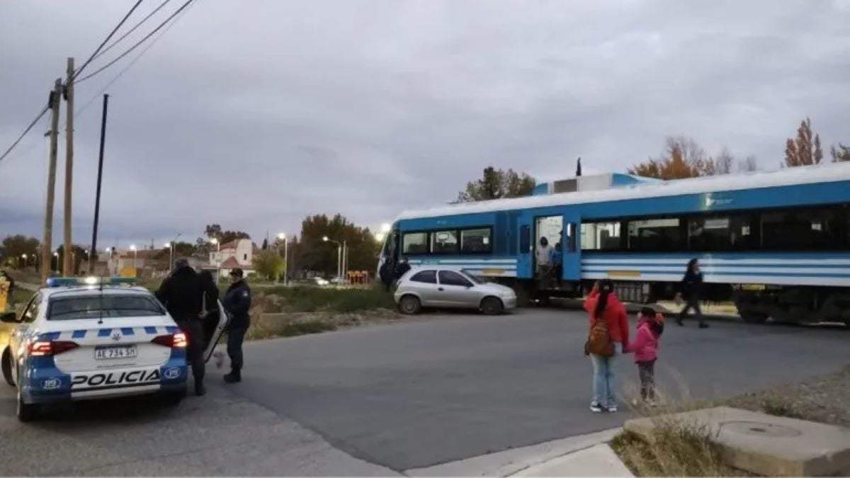 Un auto impactó contra el tren. Fuente: (Facebook)