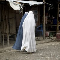 Primera conferencia de los talibanes: respetarán los derechos de las mujeres, pero con una condición