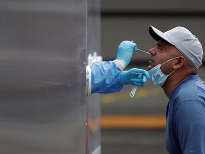 EE. UU. alivia las restricciones por el coronavirus a medida que bajan los contagios