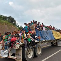México pide a salvadoreños ingreso legal; advierte del riesgo de abordar tráileres