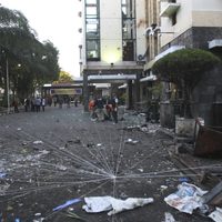 Condena internacional por ataques terroristas que dejaron 13 muertos en Indonesia