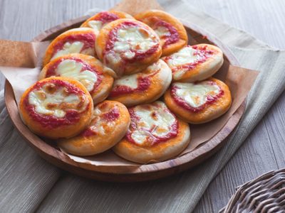 Canapés caseros con tapas de pascualina: listos en 20 minutos y sin gastar de más