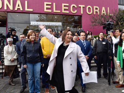 Xóchitl Gálvez denuncia ante el INE a Claudia Sheinbaum por presunto desvío de recursos públicos