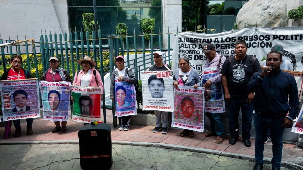 Padres de los 43 normalistas en una protesta contra el Ejército