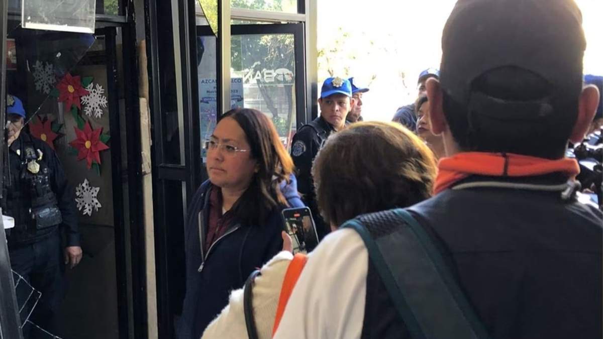Manifestantes exigen diálogo con la panista Margarita Saldaña