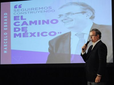 Ebrard crea asociación civil sin romper aún con Morena