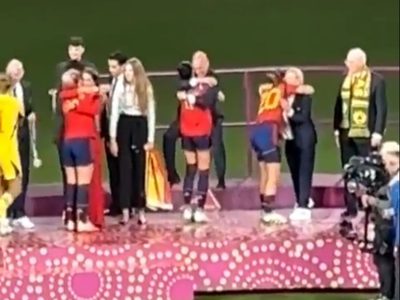 Nuevo video contradice a Rubiales: Jenni Hermoso no lo cargó; él se abalanzó
