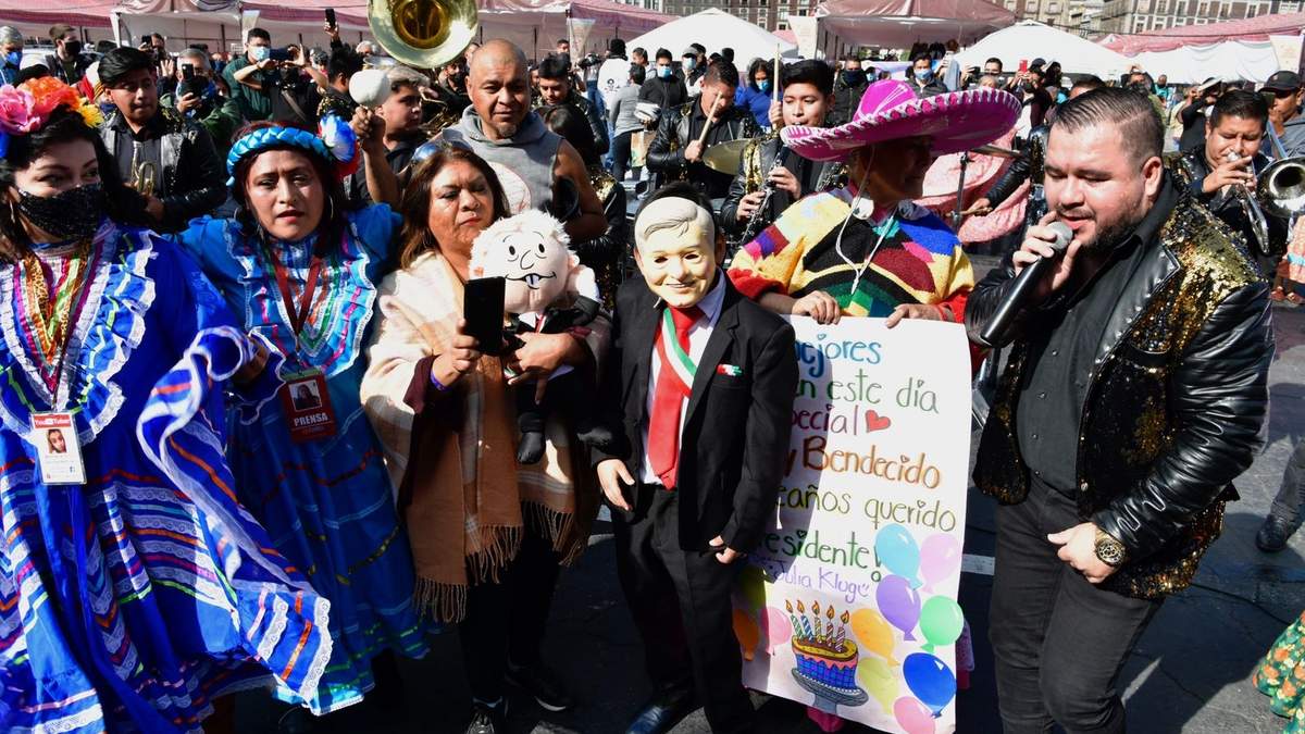 Simpatizantes de López Obrador celebran su cumpleaños 68