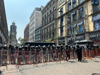 Blindan alrededores del Zócalo capitalino ante marcha de la CNTE