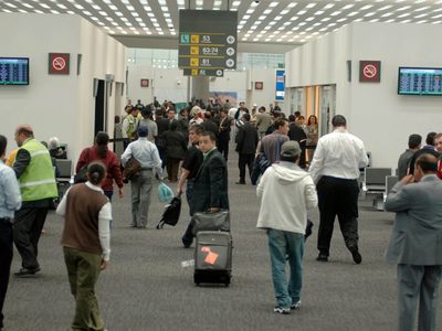 Acusan a Aeromar de abandonar a una menor de edad “como si fuera una maleta”