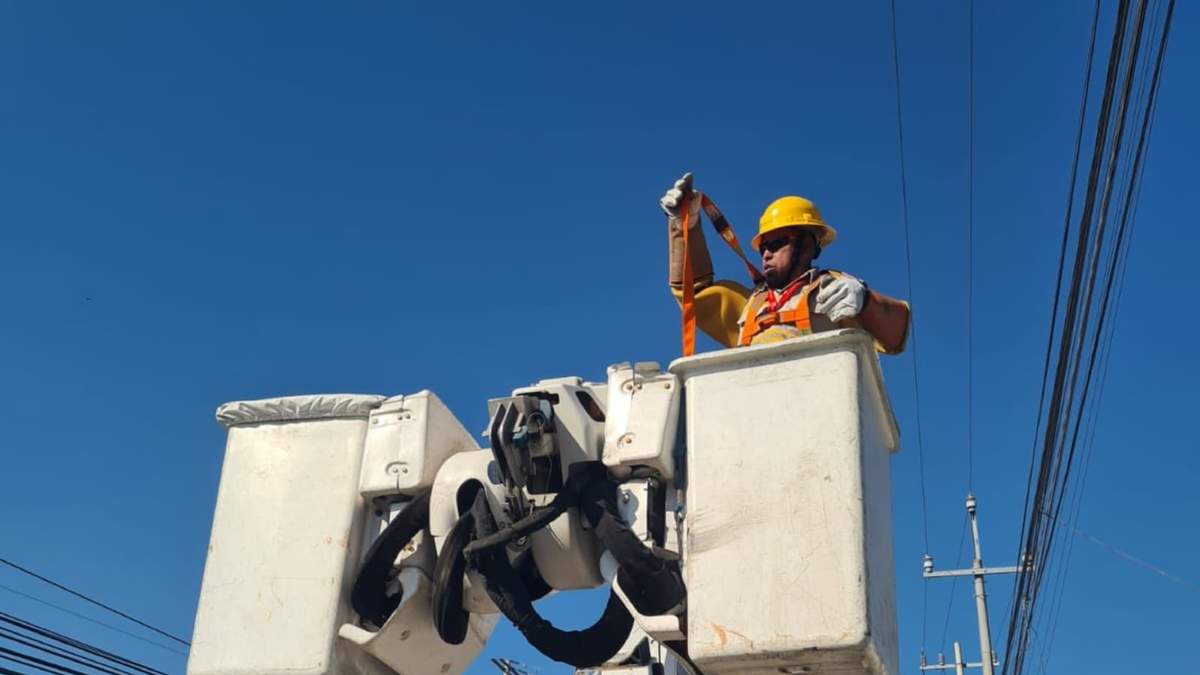 Trabajadores de la CFE trabajan para reparar fallas tras sismo