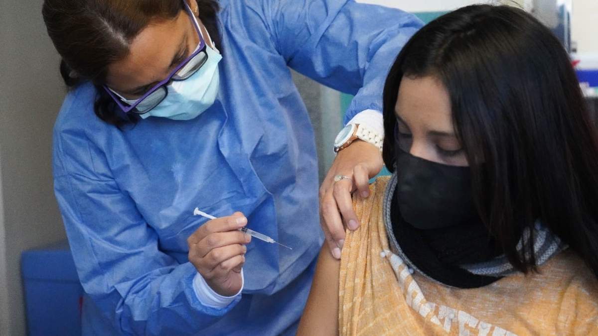 Profesional de la Salud vacuna a joven con la primera dosis contra el coronavirus. Fuente: (Twitter)