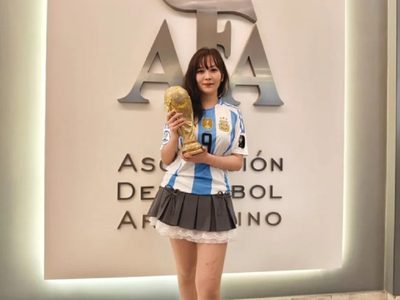 La joven china que recorre las canchas de Argentina para encontrar al joven que la defendió