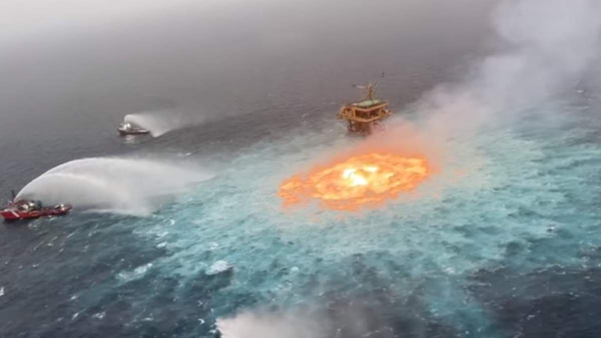 Barcos intentan controlar las llamas que amenazan a la plataforma petrolera Ku-Sierra