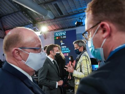 Macron pide a Biden levantar el veto a la exportación de vacunas