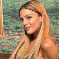 Mucho estilo: la original microbikini total black de Evangelina Anderson