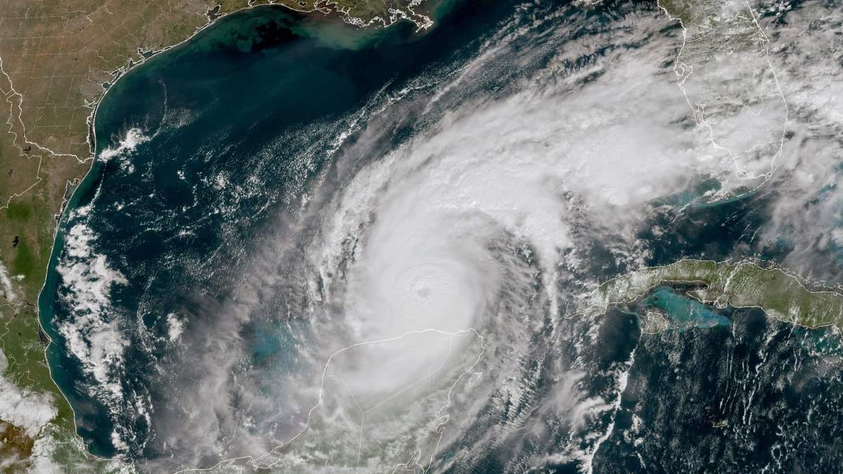 Imagen satelital del GOES-16 tomada a las 12:15 de la tarde de este martes 8 que muestra al huracán Milton en el Golfo de México, frente a la costa de la península de Yucatán