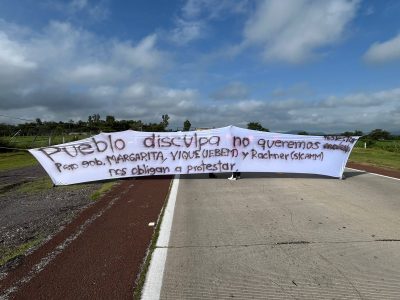 Bloqueo autopista Siglo XXI: Normalista indígena denuncia discriminación en proceso de admisión