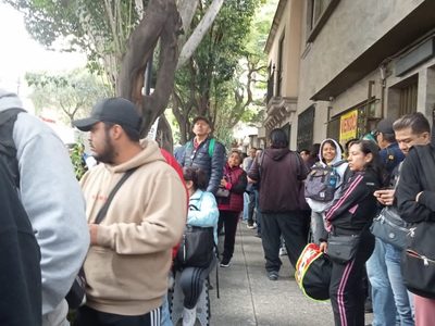 Euforia y largas filas causa la venta de monedas del ajolote