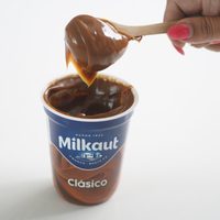 Ni se te ocurra tirar el envase de dulce de leche vacío: creá este florero de lo más coqueto y vintage para tu hogar