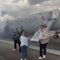 Falla tren de aterrizaje de un Boeing 737 y desalojan a pasajeros por toboganes (Video)