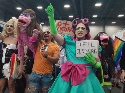 Irrumpen drag queens en la FIL de Monterrey (Video)