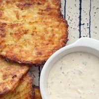 Receta exprés de la cocina alemana: prepará estas tortitas de papa crujientes con 3 ingredientes en 20 minutos