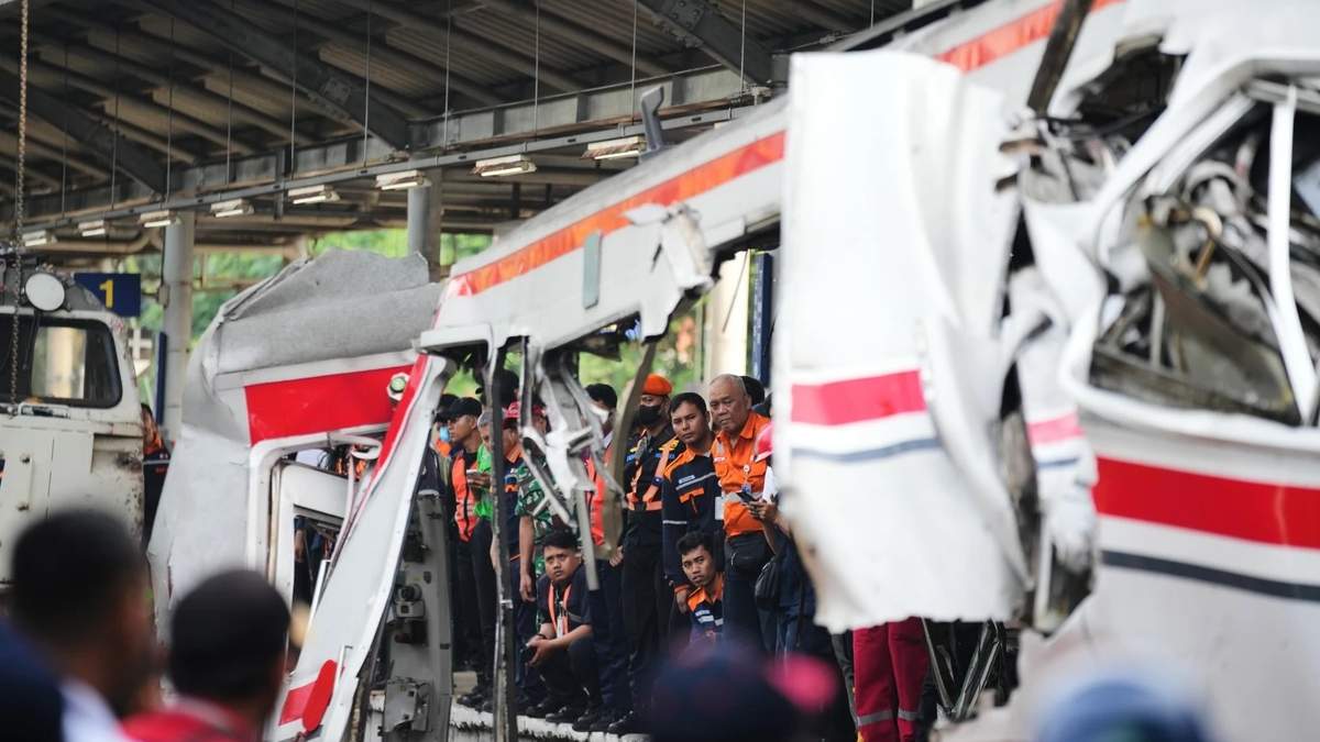 Recuperan los últimos cuerpos de víctimas del accidente ferroviario en Indonesia que dejó 15 muertos