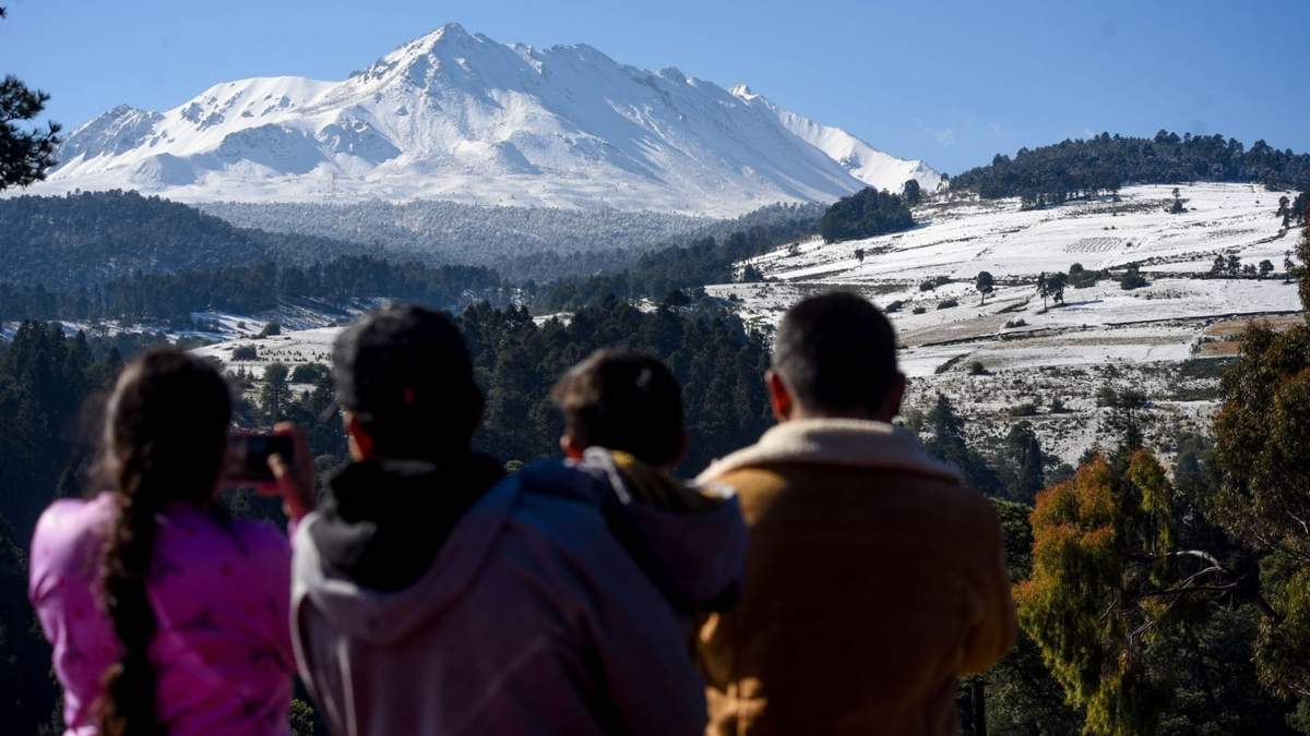 El Nevado de Toluca amaneció cubierto de nieve este martes