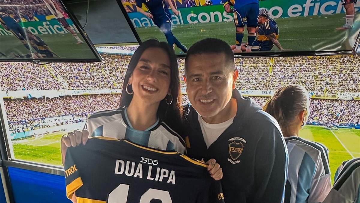 Dua Lipa con la 10 de Boca y Juan Román Riquelme
