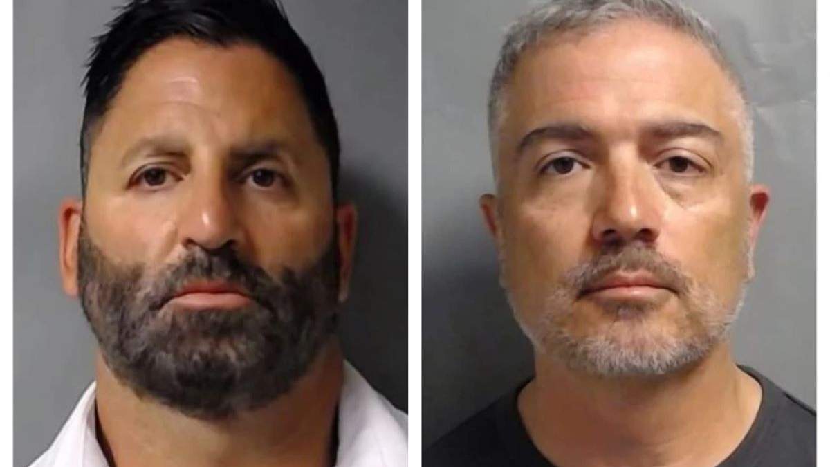 John Costanzo Jr. (i) y Manny Recio, abogados de Miami acusados de participar en una trama de sobornos de la DEA