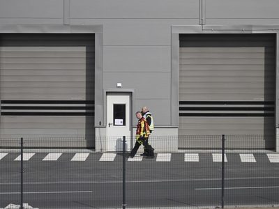 Apagón paraliza fábrica automotriz Tesla en Alemania