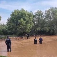 Corriente arrastra auto de familia estadunidense y mueren tres niños en Agua Prieta