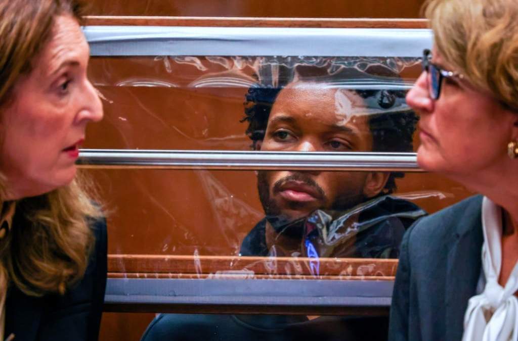 David Anthony Burke, cuyo nombre artístico es D4vd, comparece ante el juez el lunes 20 de abril de 2026 en Los Ángeles, acusado del asesinato de una menor de 14 años cuyo cuerpo desmembrado fue encontrado en su coche