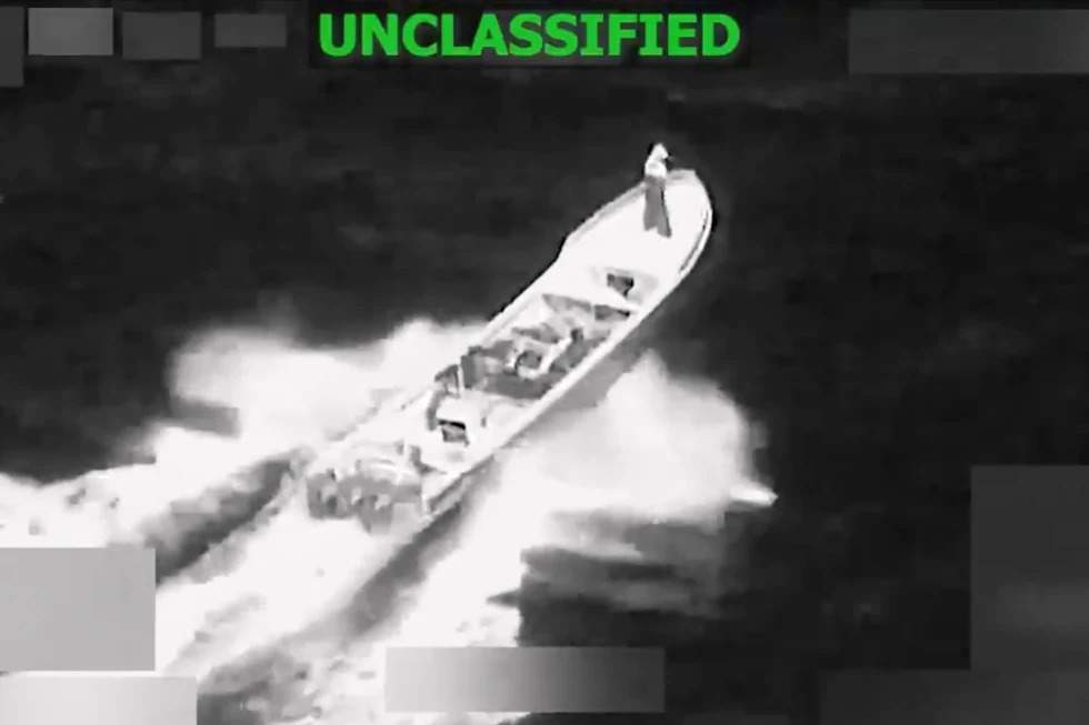 Esta imagen, de un video proporcionado por el Comando Sur de EE. UU., muestra un buque acusado de traficar drogas en el Océano Pacífico oriental poco antes de ser destruido por el ejército estadounidense, matando a dos personas e hiriendo a una, el 23 de enero de 2026.